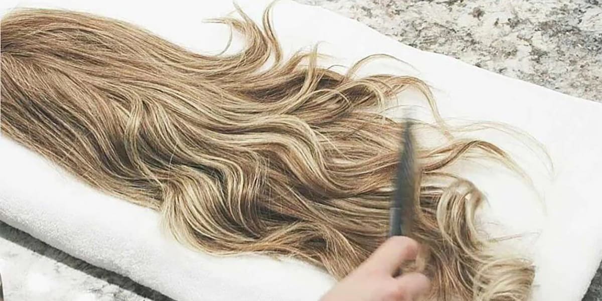 ¿Cómo hacer que una peluca sintética luzca más natural?